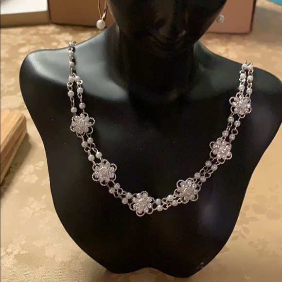 Beautiful Silver beaded Necklace. STUNNING. VERY DRESSY LOOKING - Picture 2 of 5
